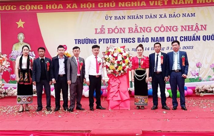 Lãnh đạo UBND huyện Kỳ Sơn trao Bằng công nhận đạt Chuẩn Quốc gia cấp độ 1 cho Trường PTDT Bán trú THCS Bảo Nam