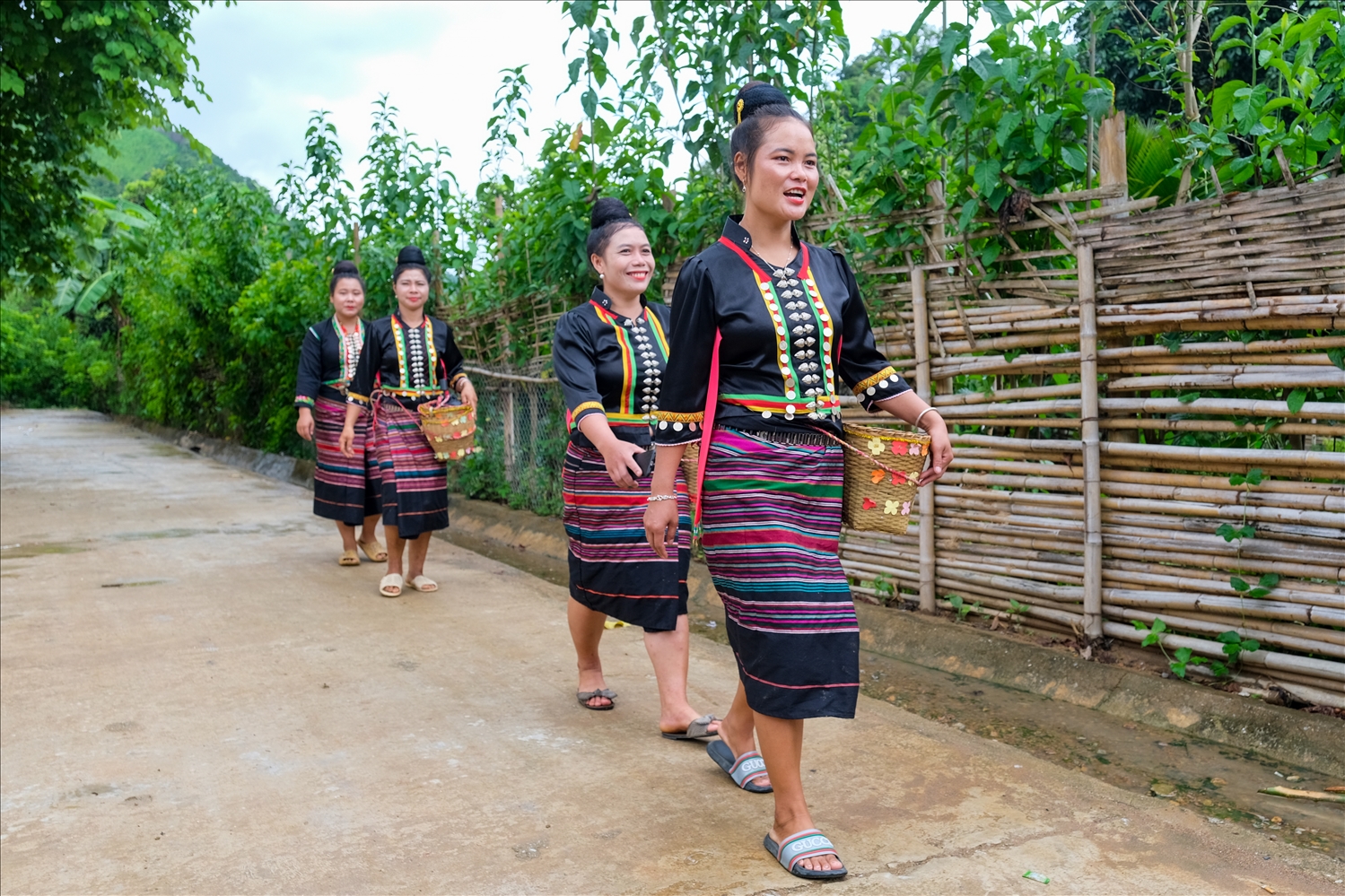 Phụ nữ dân tộc Cống duyên dáng hơn khi mặc trang phục truyền thống của dân tộc