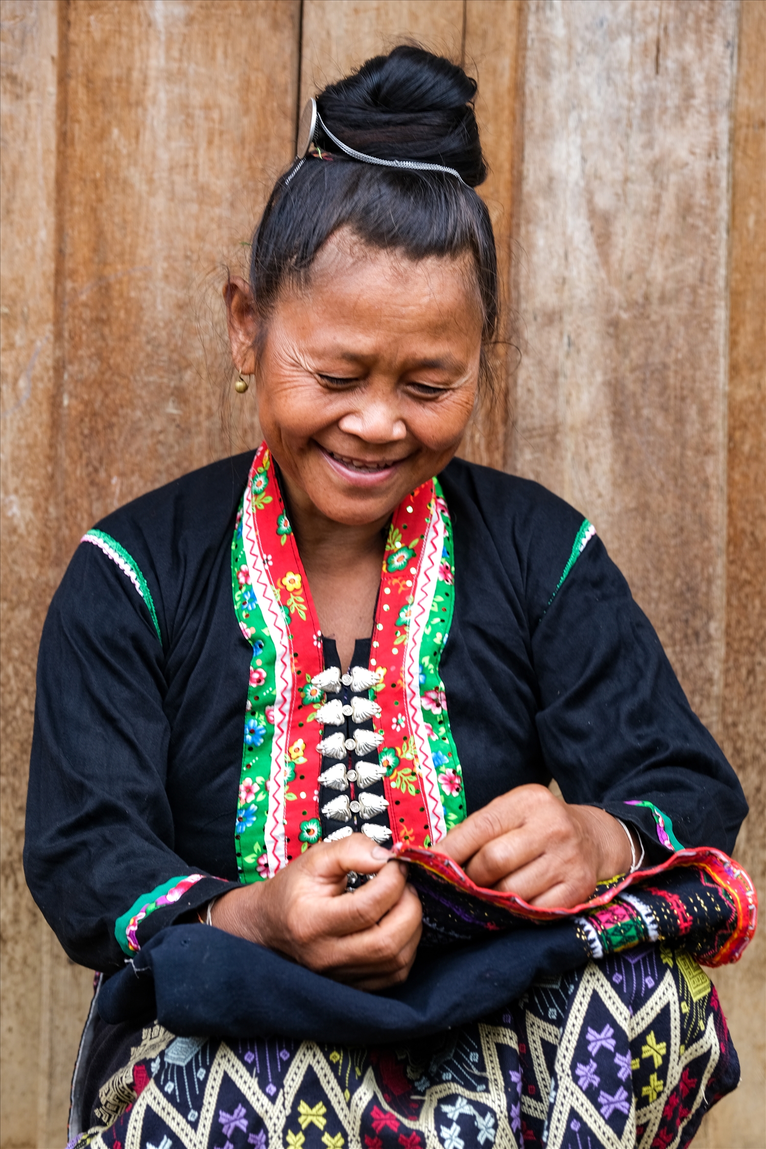 Phụ nữ lớn tuổi ở bản Púng Bon là người nắm giữ những nét độc đáo trong trang phục dân tộc mình…