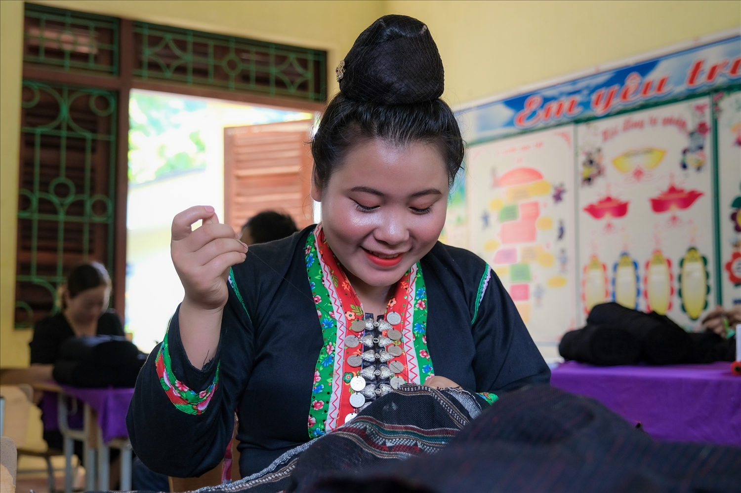 Phụ nữ dân tộc Cống bản Púng Bon thêu hoa văn cho trang phục của dân tộc mình.