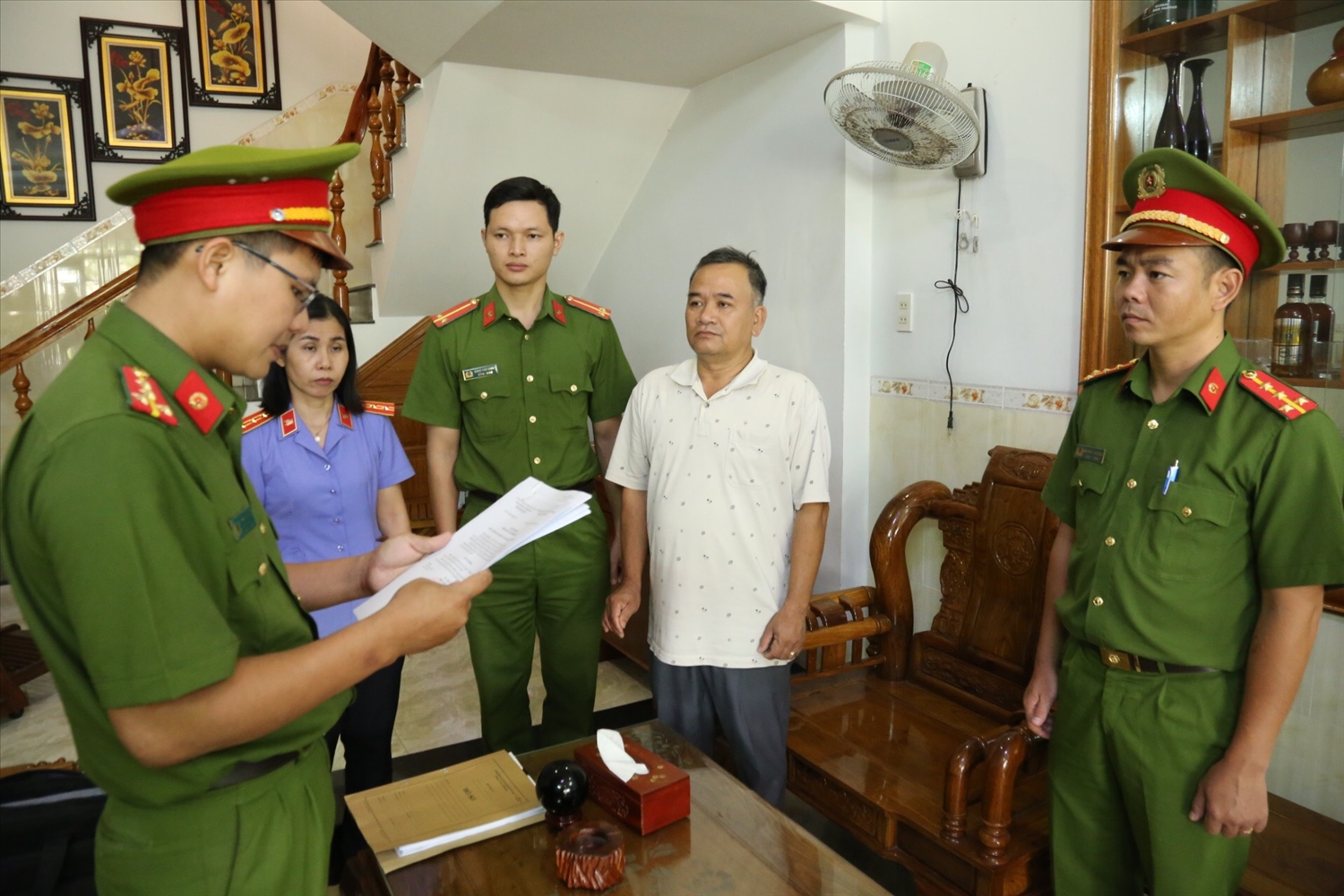 Cơ quan CSĐT Công an tỉnh Ninh Thuận đọc lệnh bắt tạm giam đối với Lê Tự Trị (áo thun trắng) (ảnh Công an tỉnh Ninh Thuận)