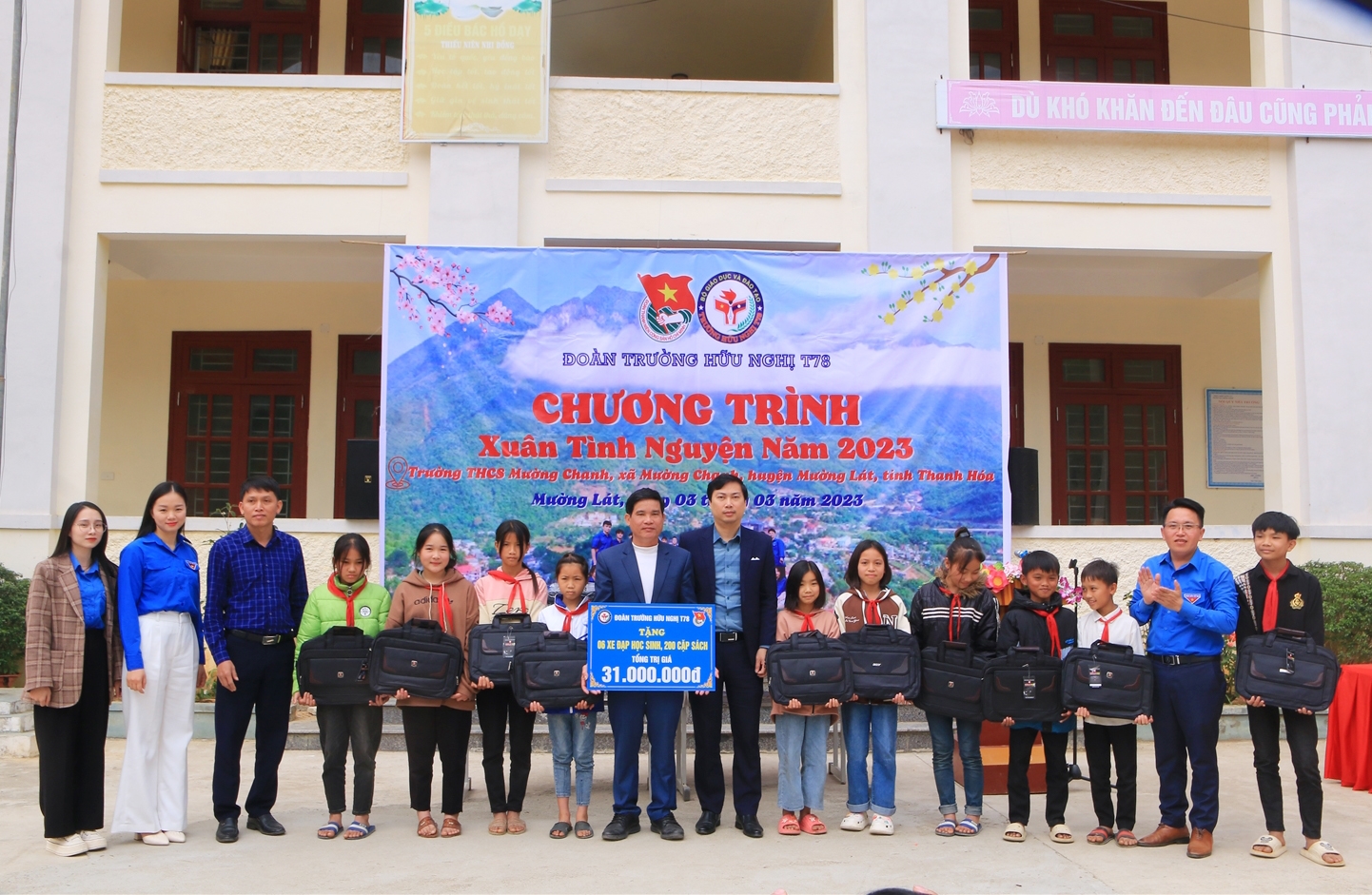 Đại diện Trường T78 trao quà cho Trường THCS Mường Chanh