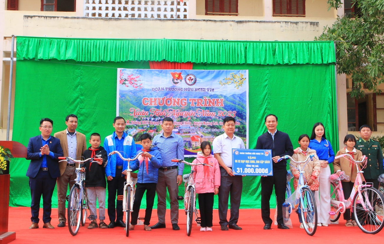  Ts. Lê Phú Thắng - Hiệu trưởng Trường T78 tặng xe đạp và quà cho Nhà trường, các em học sinh Trường THCS Quang Chiểu 