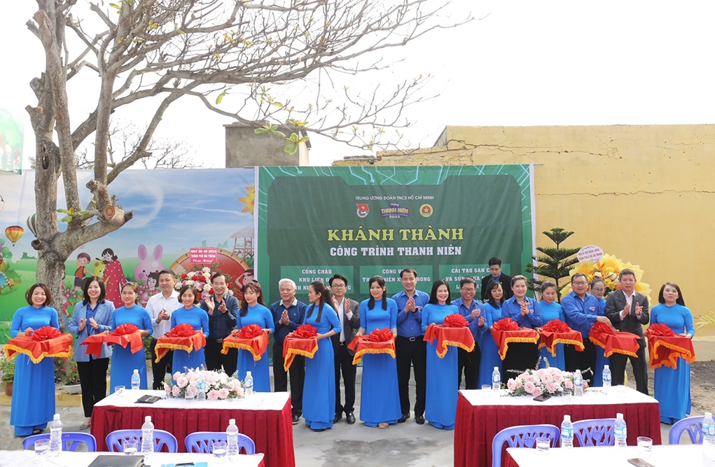 Các đại biểu tham gia Khánh thành công trình “Công viên TNXP”