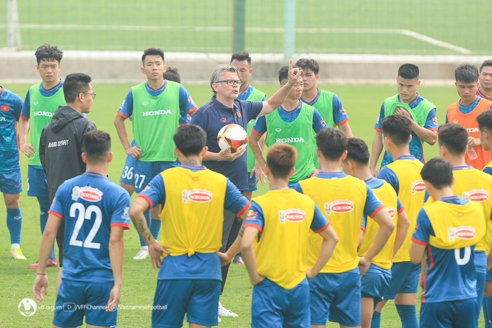 Các cầu thủ U23 (áo vàng) luyện tập chung với Đội tuyển Việt Nam (ngày 10/3) - Ảnh: VFF