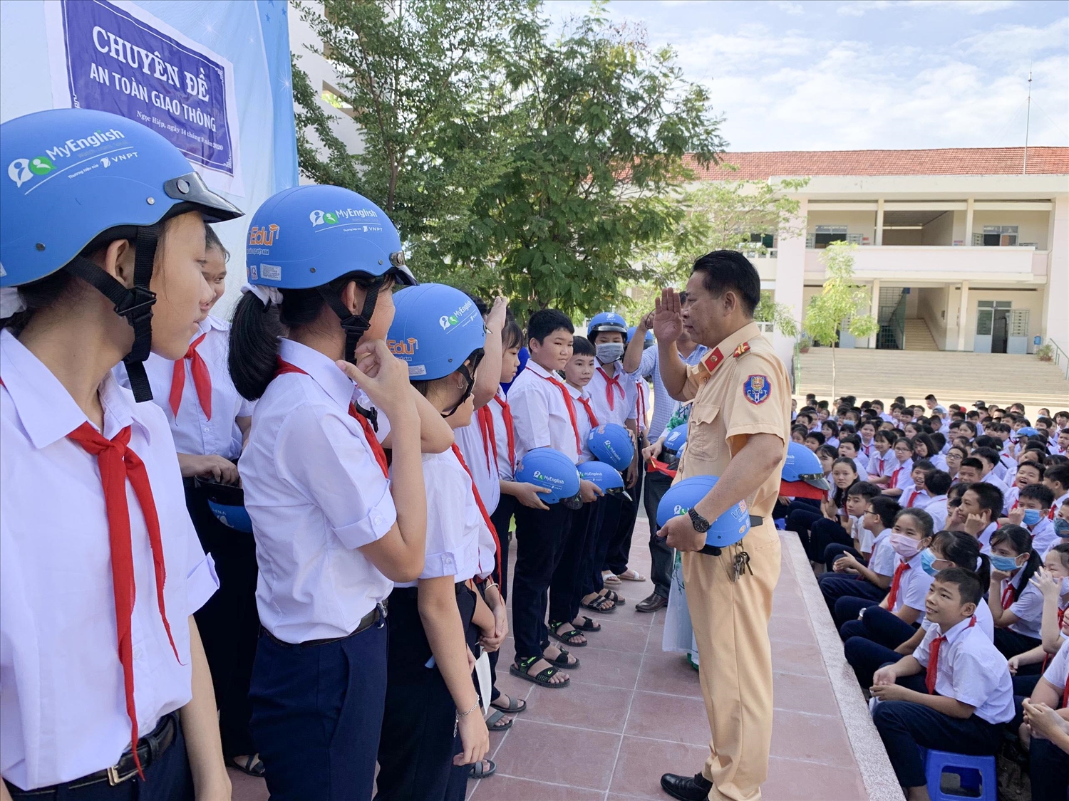 Lực lượng Cảnh sát giao thông tỉnh Phú Yên tuyên truyền về ATGT cho học sinh