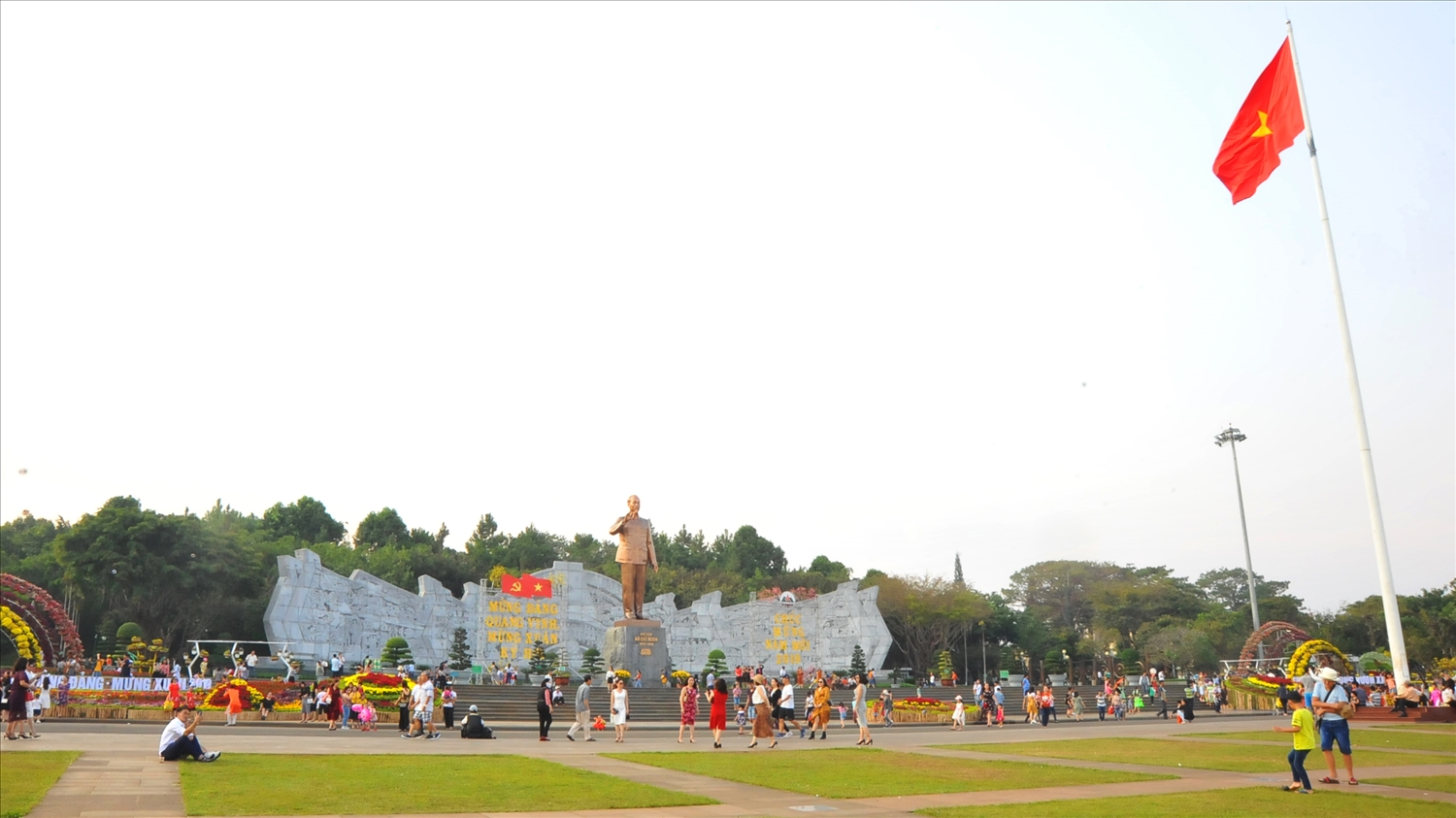 Quảng trường Đại Đoàn Kết nằm trung tâm Tp. Pleiku, là nơi tổ chức các sự kiện chính trị, kinh tế, văn hóa lớn của tỉnh Gia Lai