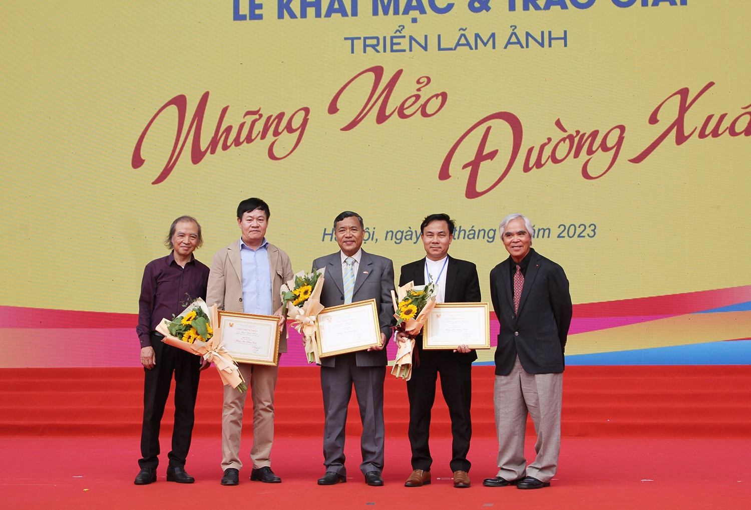 Ban Tổ chức trao giải cho các tác giả có tác phẩm đoạt giải Nhì