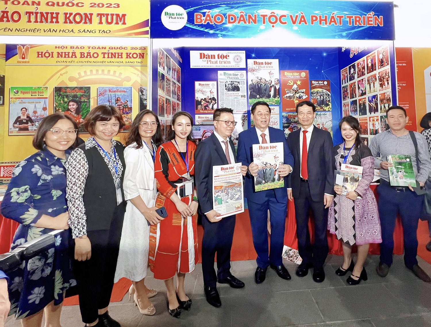 Lãnh đạo Ban Tuyên giáo Trung ương, Bộ Thông tin và Truyền thông, Hội Nhà báo Việt Nam đến tham quan gian trưng bày của Báo và chụp ảnh lưu niệm tại gian hàng.