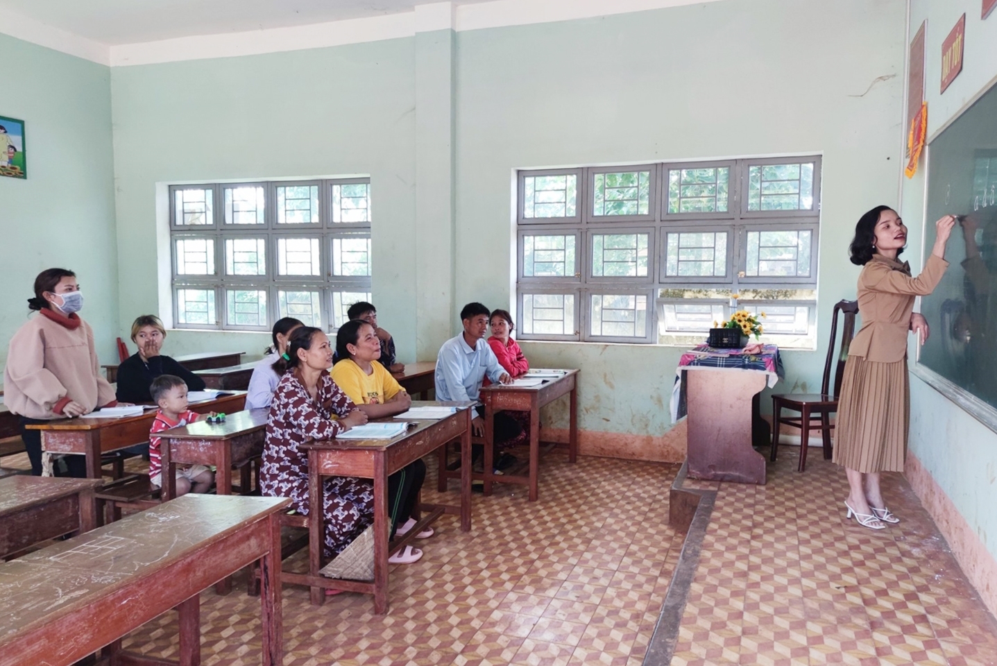 Cô giáo dân tộc Gia Rai Rơ Lan Vy (giáo viên mầm non xã Dun, huyện Chư Sê) mở lớp học miễn phí cho người dân làng Dun
