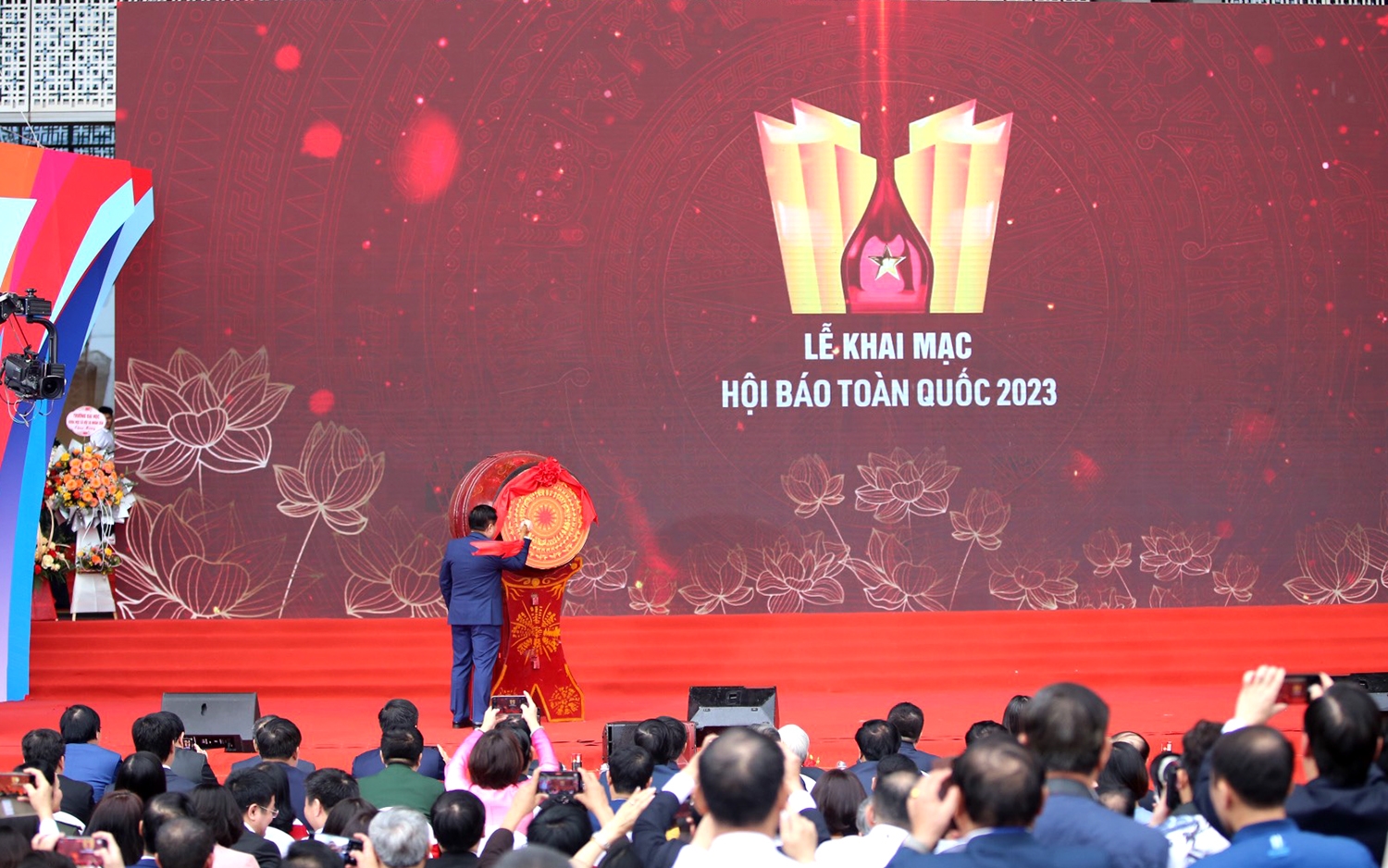Bí thư Trung ương Đảng, Trưởng Ban Tuyên giáo Trung ương Nguyễn Trọng Nghĩa đánh trống khai mạc Hội Báo toàn quốc năm 2023
