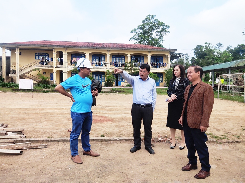 Ông Hồ Xuân Trăng (đầu tiên bên phải) nghe đại diện Trường PTDT Nội trú tỉnh báo cáo tiến độ thi công công trình