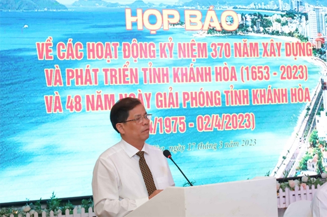 Ông Nguyễn Tấn Tuân - Chủ tịch UBND tỉnh Khánh Hòa phát biểu tại buổi Họp báo