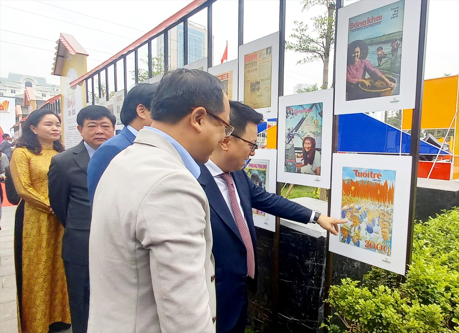 Lãnh đạo Hội Nhà báo Việt Nam tham quan triển lãm