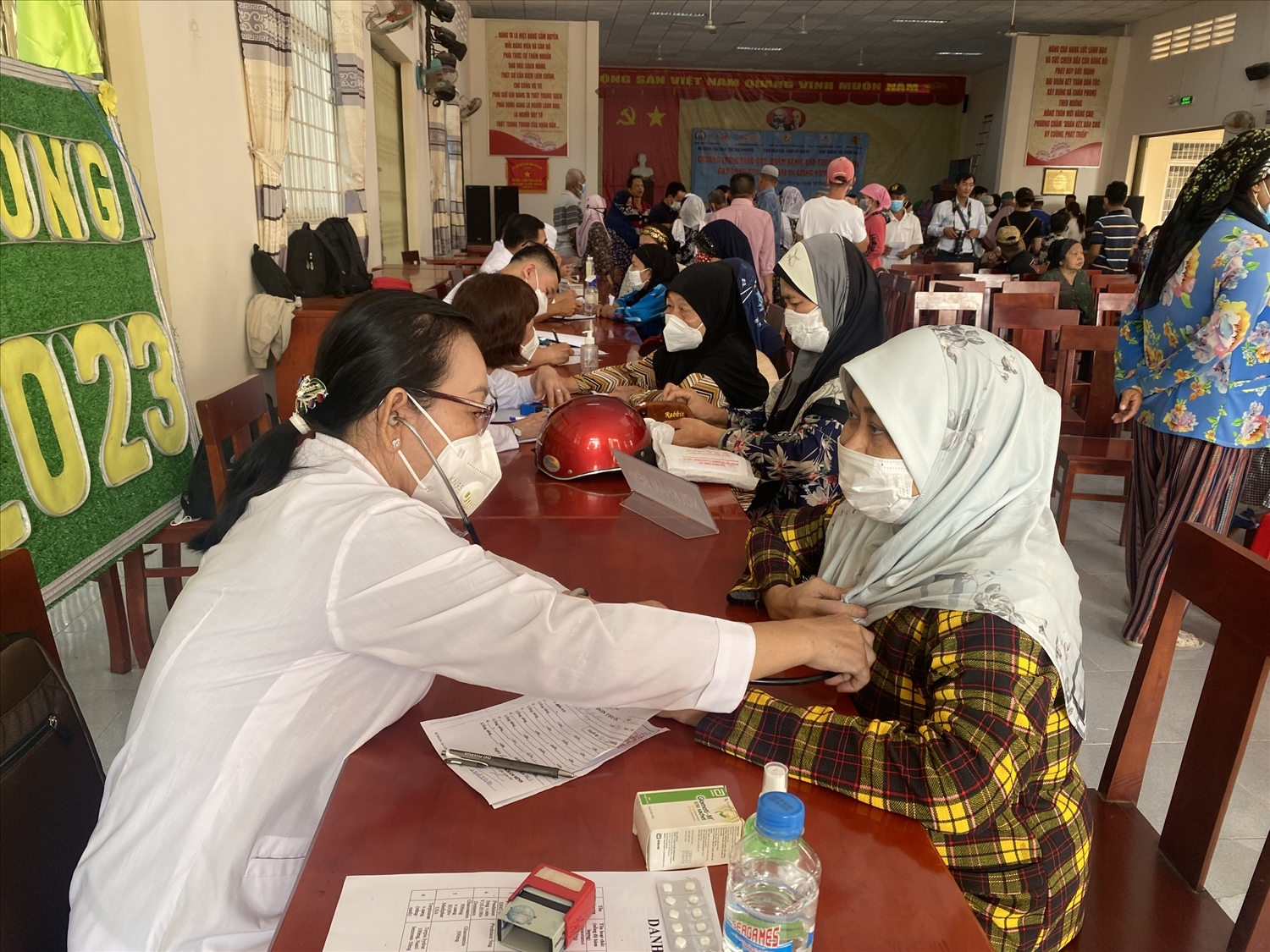 Đoàn y, bác sỹ tình nguyện khám bệnh và tư vấn sức khỏe cho 300 hộ đồng bào Chăm trên địa bàn xã Châu Phong, TX Tân Châu.