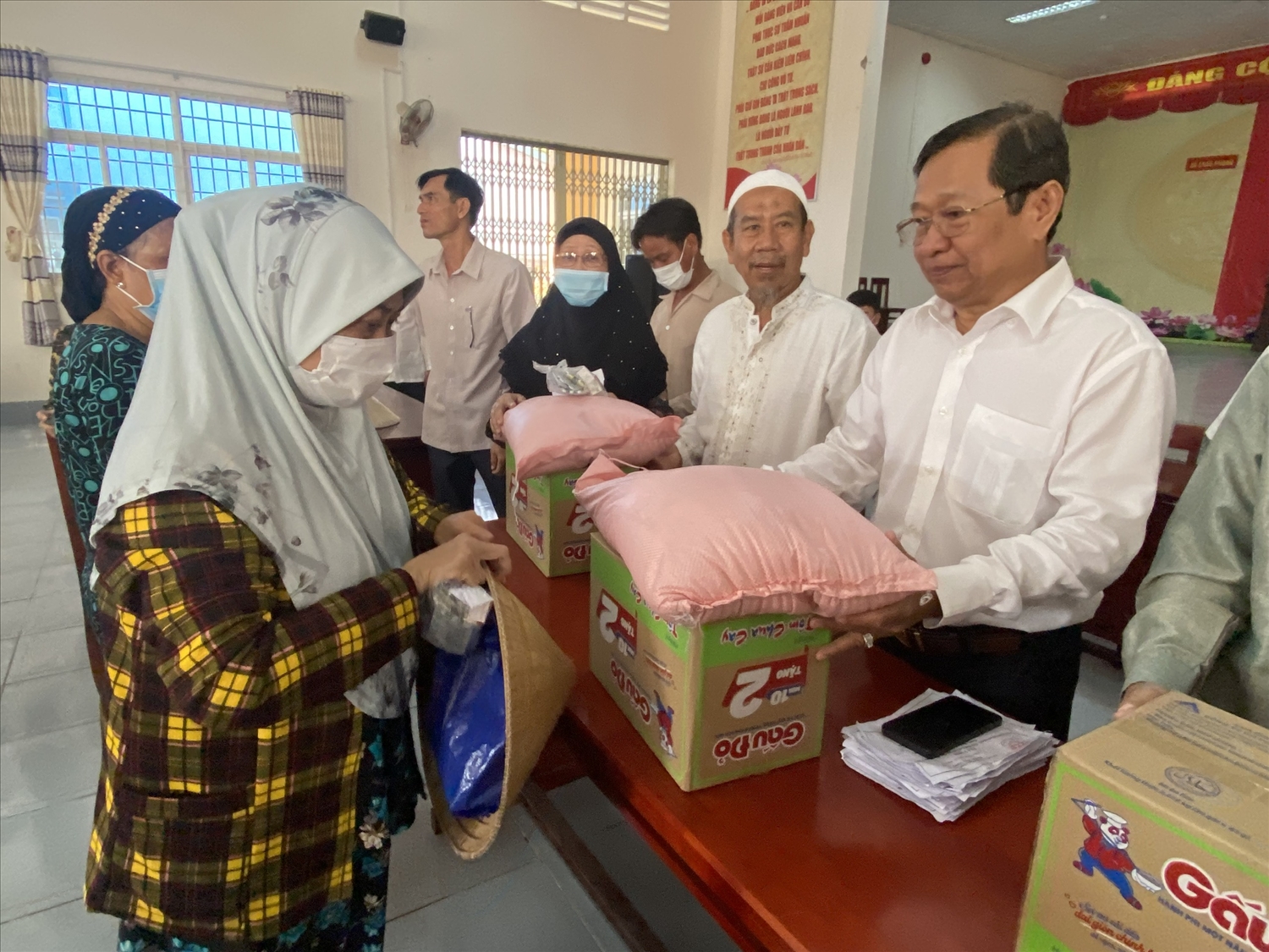 Ông Men Pho Ly - Trưởng Ban Dân tộc tỉnh An Giang trao quà đến các hộ khó khăn 