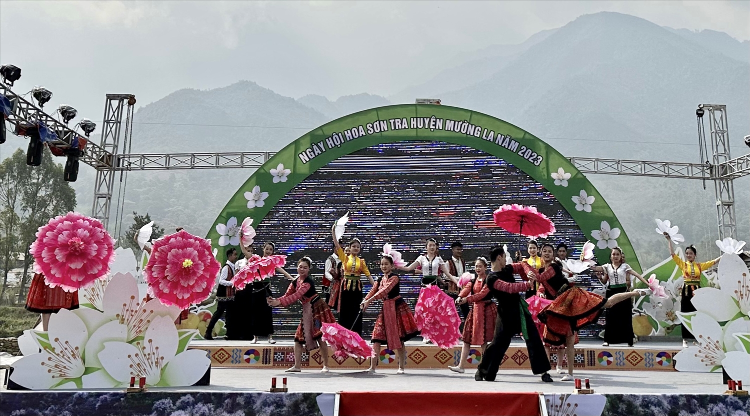 Chương trình nghệ thuật đặc sắc “Tiếng gọi mùa hoa Sơn Tra” được dàn dựng công phu, mang đậm bản sắc văn hóa dân tộc