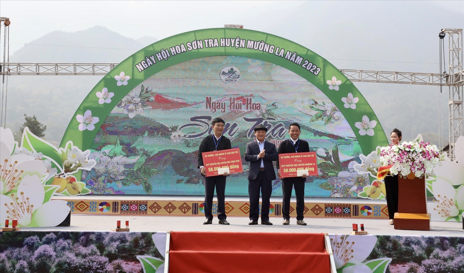 Bộ trưởng, Chủ nhiệm Uỷ ban Dân tộc Hầu A Lềnh trao tặng Quỹ Khuyến học cho huyện Mường La và huyện Mù Cang Chải mỗi huyện 50 triệu đồng