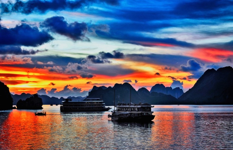Du thuyền trên Vịnh Hạ Long. (Ảnh: Shutterstock/Frommer's)