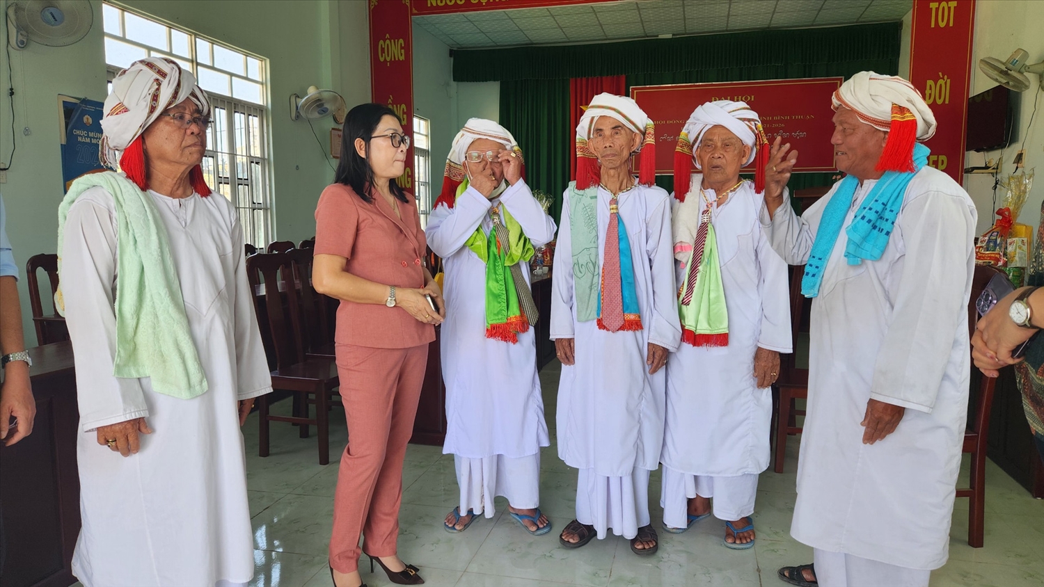 Bà Bố Thị Xuân Linh, Chủ tịch Ủy ban MTTQ Việt Nam tỉnh Bình Thuận thăm hỏi các vị chức sắc, Sư cả, Người có uy tín trong cộng đồng và đồng bào Chăm theo đạo Hồi giáo Bàni tại huyện Bắc Bình