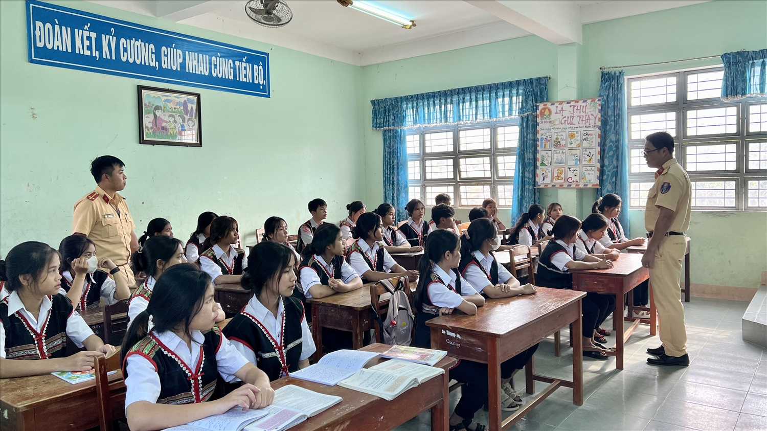 Công an huyện Kbang tuyên truyền, phổ biến pháp luật về ATGT cho các em học sinh Trường THCS Dân tộc Nội trú huyện Kbang trong tiết sinh hoạt ngoại khoá 