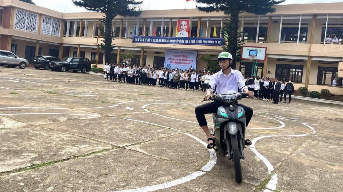 Các em học sinh Trường Phổ thông Nội trú tỉnh Gia Lai thực hành lái xe gắn máy an toàn