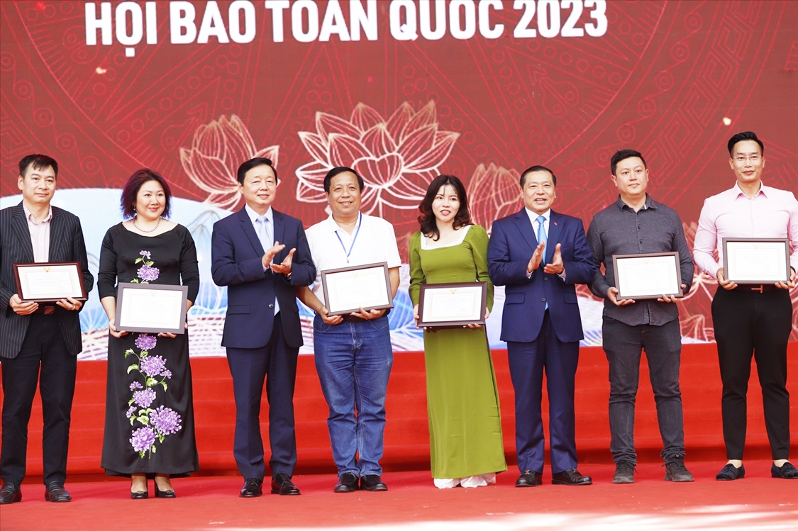 Phó Thủ tướng Trần Hồng Hà tra0 giải cho các Báo đoạt giải