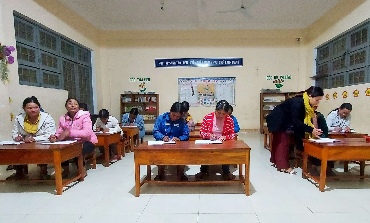 Toàn cảnh buổi học của những người phụ nữ ở xã Măng Búk. Ảnh: N.S