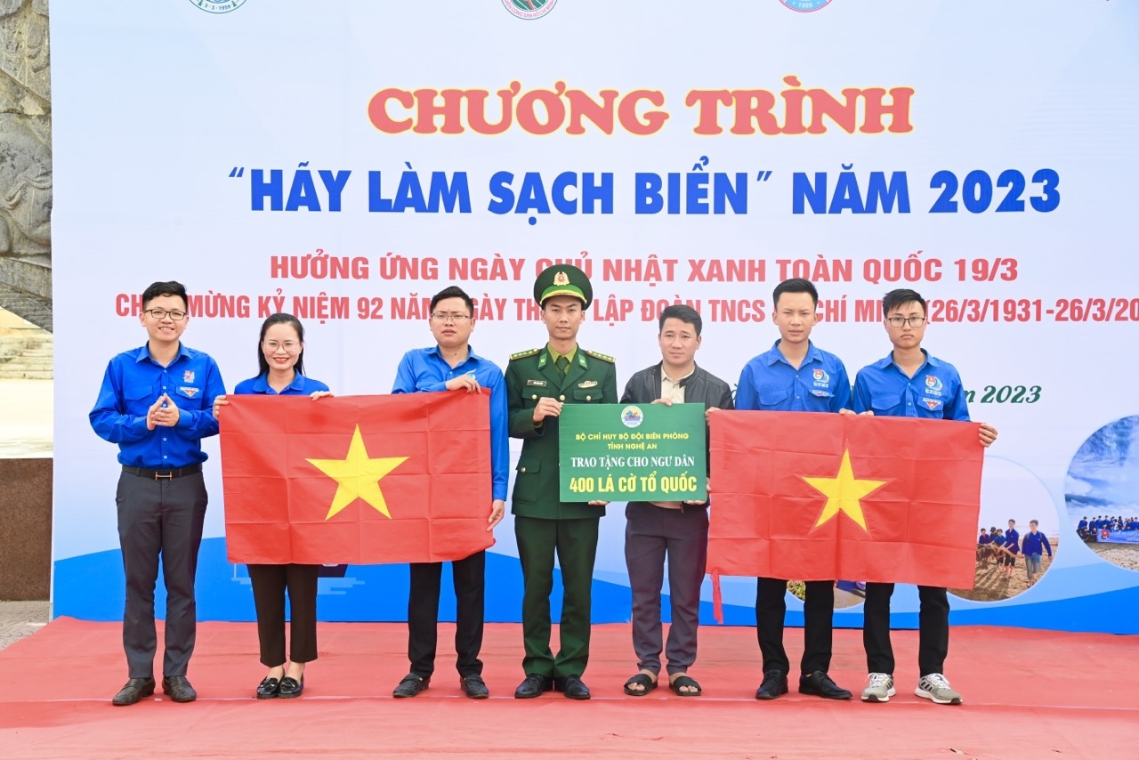 Bộ Chỉ huy BĐBP tỉnh Nghệ An tặng 400 lá cờ Tổ quốc cho ngư dân