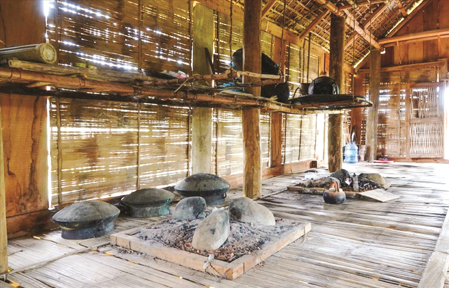 Khu Bảo tồn và phát huy giá trị văn hóa Làng Teng, xã Ba Thành xuống cấp trầm trọng. Các vách ngăn, sàn nhà bằng tre, nứa của 3 nhà sàn truyền thống hầu hết đã bị mục.