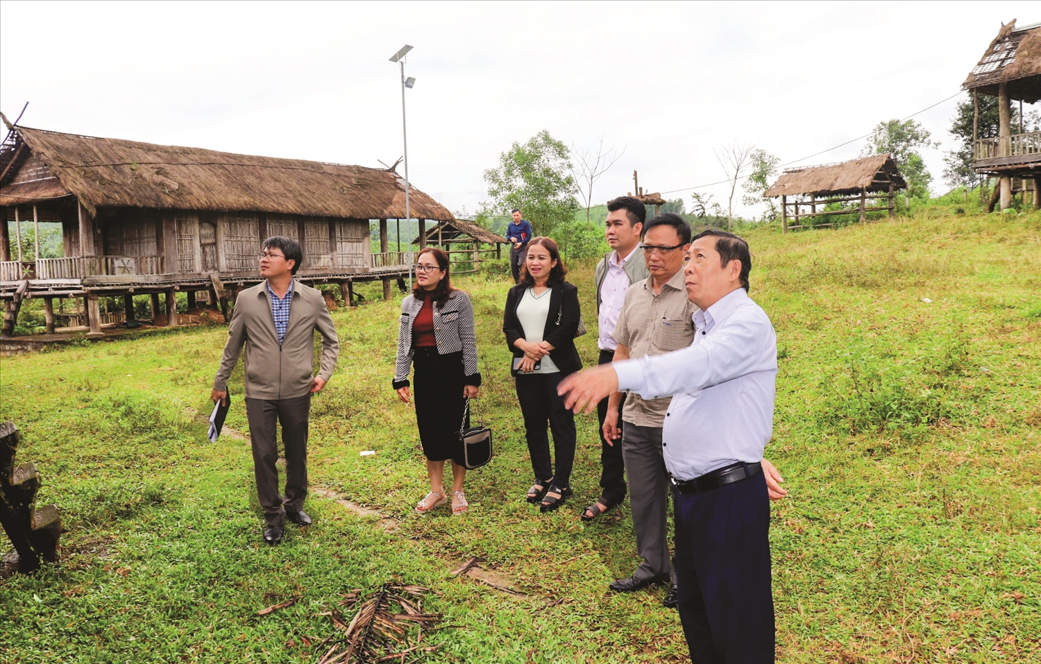 Lãnh đạo huyện Ba Tơ (Quảng Ngãi) kiểm tra tình trạng xuống cấp tại Khu Bảo tồn và phát huy giá trị văn hóa Làng Teng.