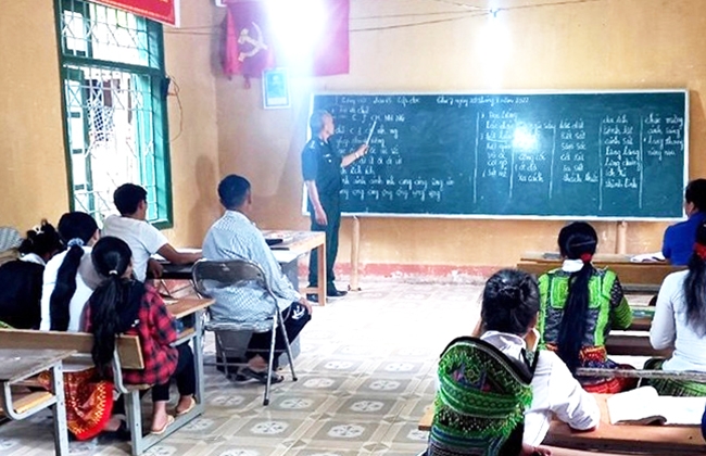 Lớp học xóa mù chữ của thầy giáo mang quân hàm xanh Lò Văn Phánh tại bản Pá Khoang. (Ảnh: đơn vị cung cấp)