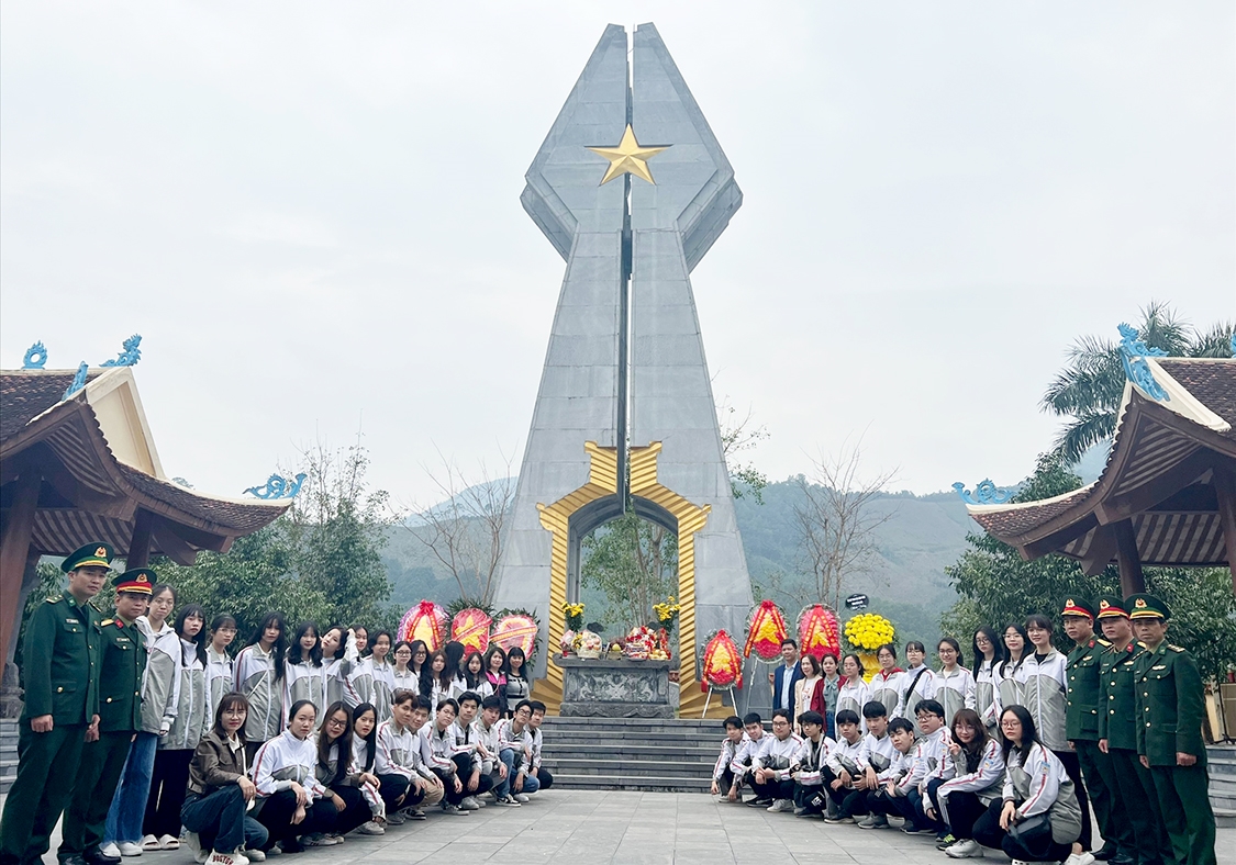 Các chiến sĩ Biên phòng Pò Hèn tuyên truyền, giáo dục truyền thống lịch sử bảo vệ biên giới của cha anh cho các em học sinh của tỉnh Quảng Ninh. (Ảnh: đơn vị cung cấp)