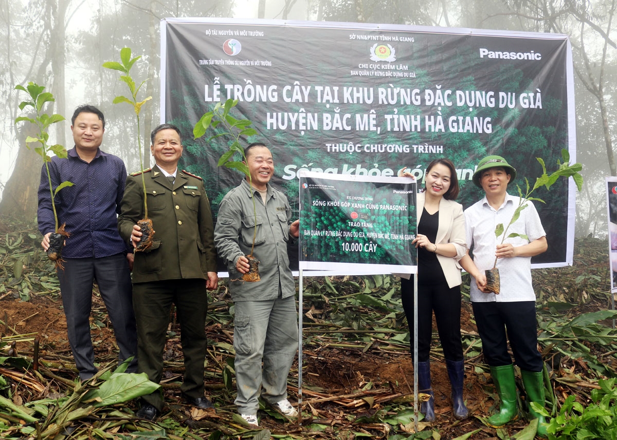 Trung tâm truyền thông Tài nguyên và Môi trường trao biển tặng cây cho Ban Quản lý rừng đặc dụng Du Già