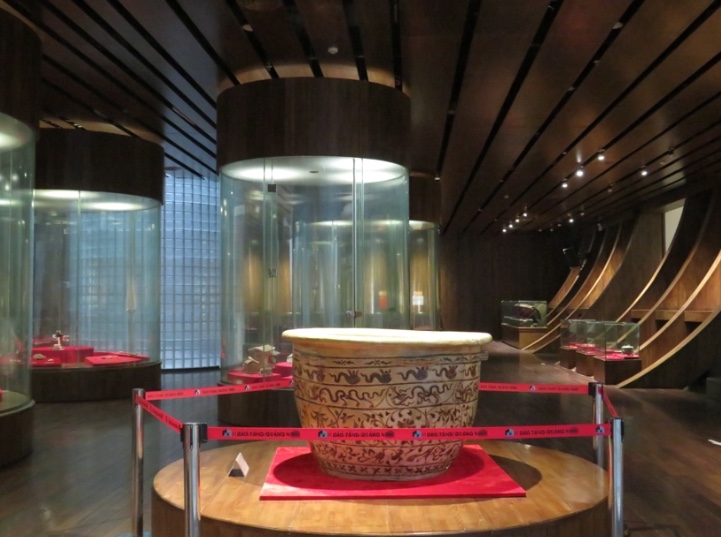  Chiếc thống gốm hoa nâu An Sinh thời Lý - Trần được công nhận là Bảo vật quốc gia năm 2021 và hiện nay được lưu giữ tại Bảo tàng Quảng Ninh