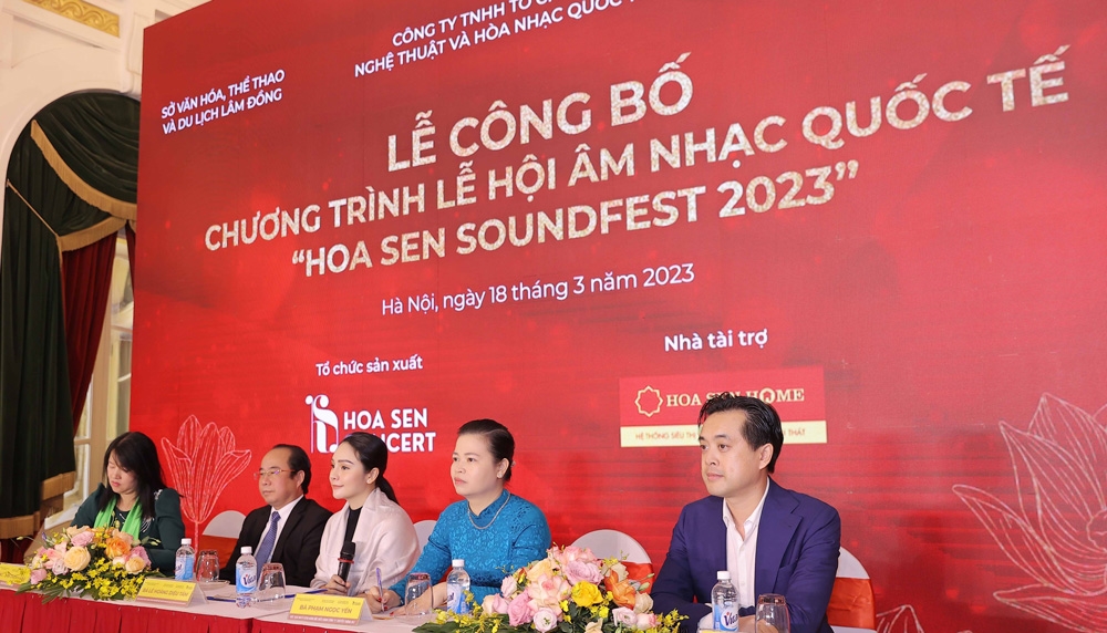 Bà Trần Thị Vũ Loan, Phó Chủ tịch UBND TP Đà Lạt (bìa trái) tham dự họp báo sự kiện tại Hà Nội. Ảnh: Hồ Minh