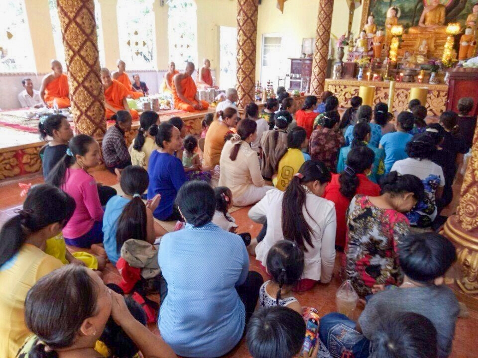 Đồng bào Khmer thực hiện lễ cúng ông bà, tổ tiên tại chùa Monivongsa Borapham Cà Mau