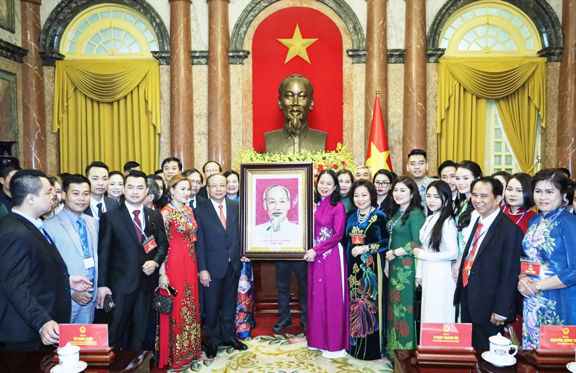 Phó Chủ tịch nước Võ Thị Ánh Xuân tặng bức tranh chân dung Chủ tịch Hồ Chí Minh cho Hiệp hội Doanh nghiệp nhỏ và vừa Việt Nam