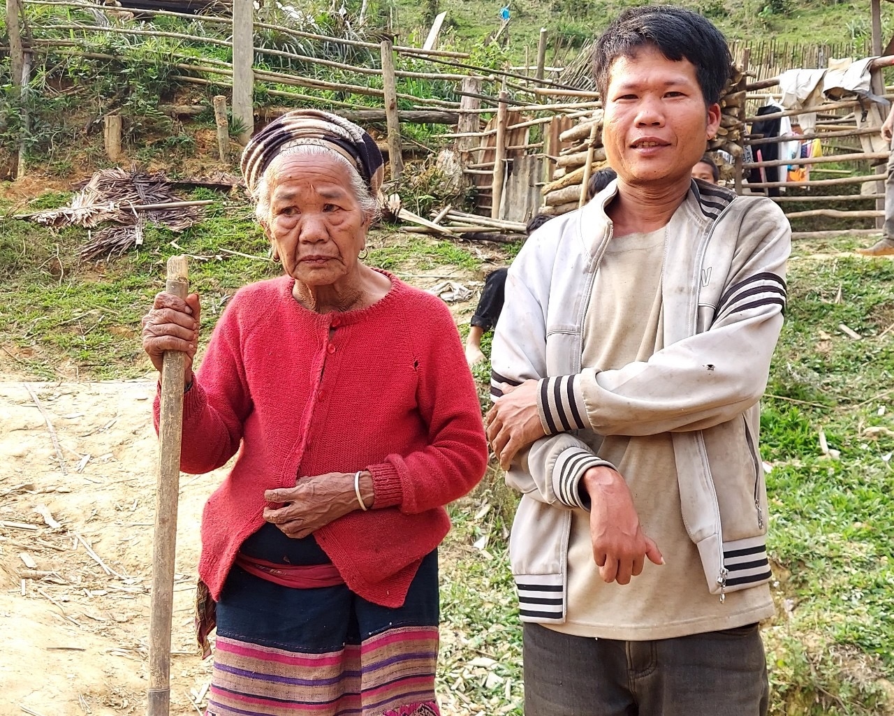 Cụ Moong Thị Khum và con trai Moong Văn Khuê háo hức đón chờ nhà mới