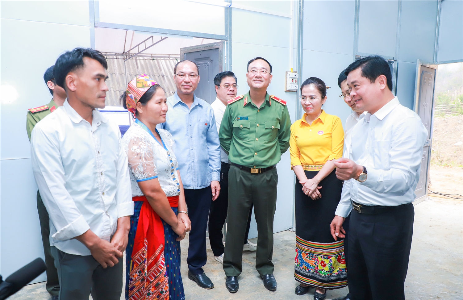 Bí thư Tỉnh ủy Nghệ An Thái Thanh Quý (bìa phải) bàn giao nhà và động viên anh Cụt Văn Ân (bìa trái): “Coi đây là động lực để vươn lên thoát nghèo”