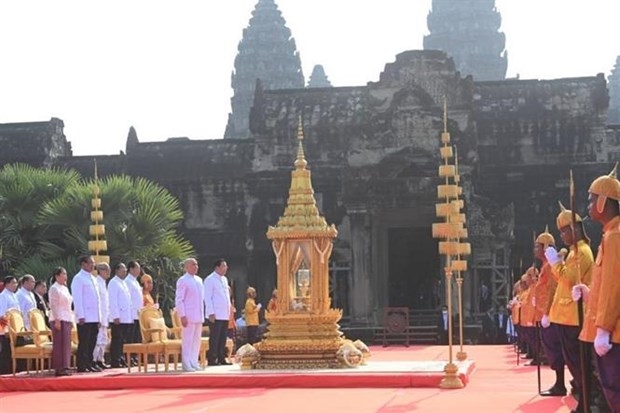 Quốc Vương Norodom Sihamoni, Thủ tướng Hun Sen và các đại biểu thực hiện nghi thức tại Lễ xin lửa và khởi động hoạt động rước đuốc cho SEA Games 32 và ASEAN Para Games 12 trước Đền Angkor Wat tại tỉnh Siem Reap (Vương quốc Campuchia). (Ảnh: AKP/TTXVN)