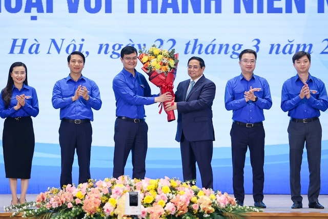 Các đồng chí Bí thư Trung ương Đoàn nhận hoa chúc mừng của Thủ tướng Phạm Minh Chính - Ảnh: VGP/Nhật Bắc