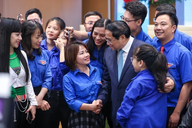 Thủ tướng Phạm Minh Chính giao lưu, trò chuyện với các đại biểu thanh niên tham dự Hội nghị đối thoại - Ảnh: VGP/Nhật Bắc