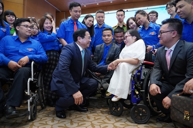 Thủ tướng Phạm Minh Chính gặp gỡ, trao đổi với các đại biểu người khuyết tật - Ảnh: VGP/Nhật Bắc