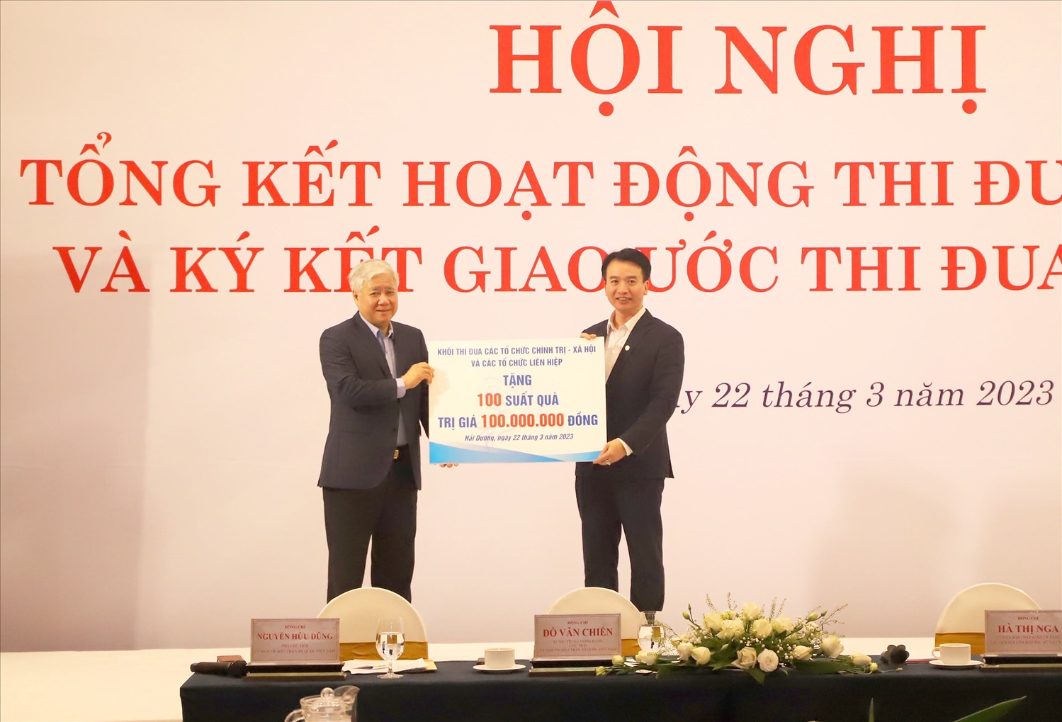 Chủ tịch Ủy ban Trung ương MTTQ Việt Nam Đỗ Văn Chiến đã trao tặng 100 suất quà cho hộ nghèo và trẻ em có hoàn cảnh khó khăn trên địa bàn tỉnh Hải Dương.