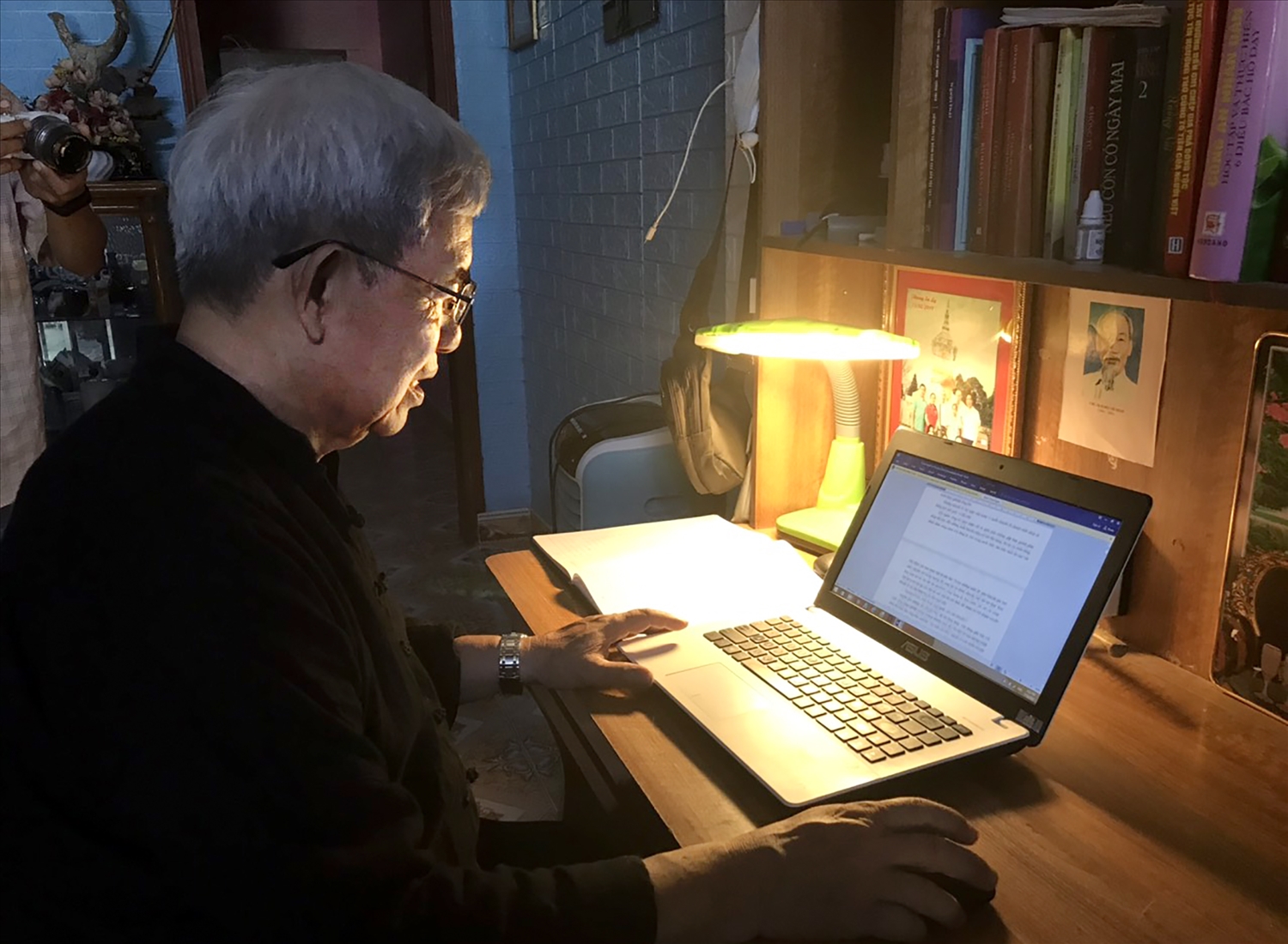 Tuy tuổi đã cao nhưng nghệ nhân Điêu Văn Thuyển vẫn miệt mài sưu tầm, biên soạn, truyền dạy chữ Thái. 