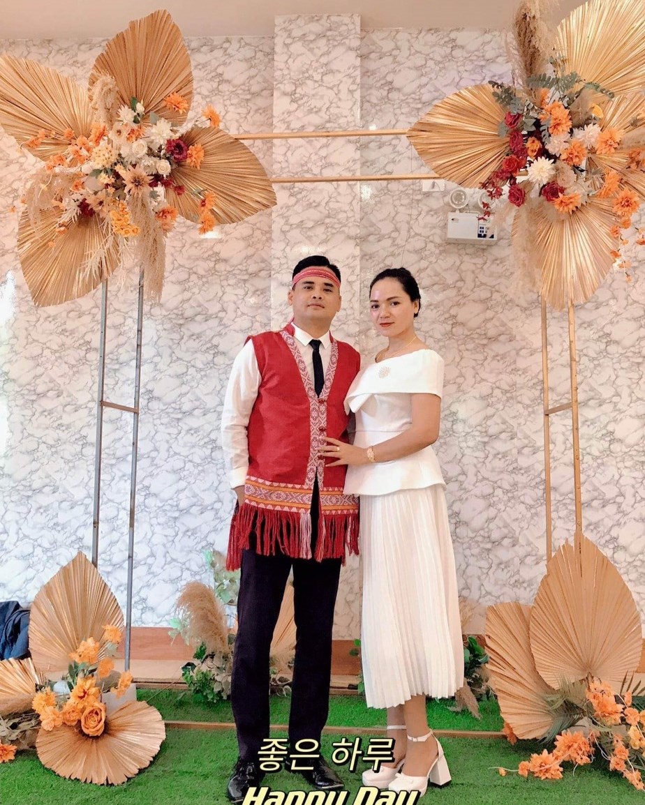 MC Ksor Khon (bìa trái) trước buổi dẫn chương trình tiệc cưới