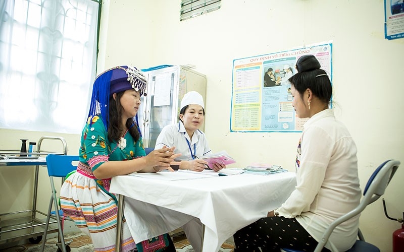 Cô đỡ thôn, bản Thào Thị Dễ (ngoài cùng bên trái) ở bản Tiên Lô, xã Na Son, huyện Điện Biên Đông tư vấn cho phụ nữ mang thai