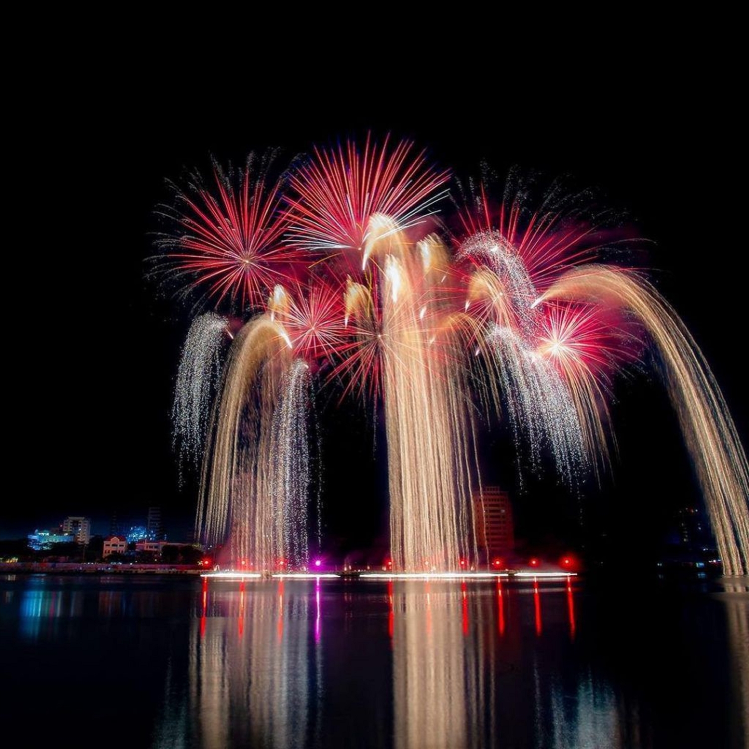 Khung cảnh tuyệt đẹp về đêm Lễ hội bắn pháo hoa Đà Nẵng