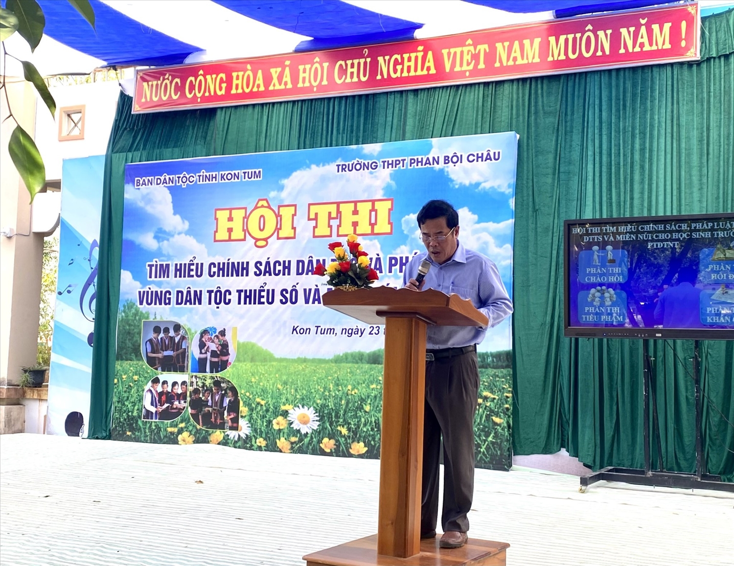 Ông Đặng Quang Hưng – Phó trưởng phòng Tuyên truyền địa phương, Ban Dân tộc tỉnh Kon Tum phát biểu khai mạc hội thi
